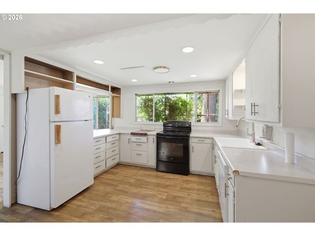 605 KOURT Dr, Eugene, OR 97404