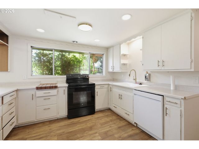 605 KOURT Dr, Eugene, OR 97404