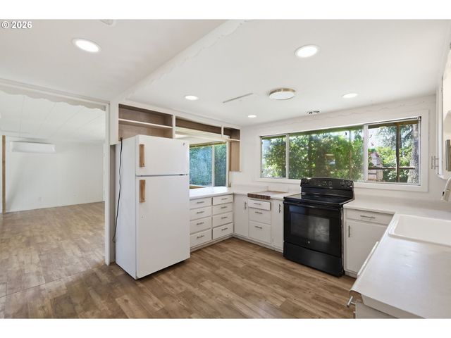 605 KOURT Dr, Eugene, OR 97404