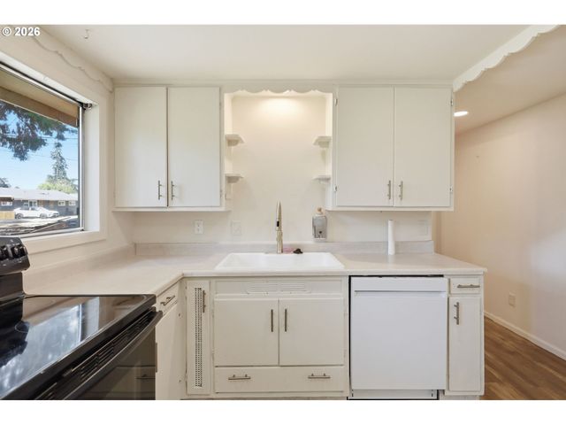 605 KOURT Dr, Eugene, OR 97404
