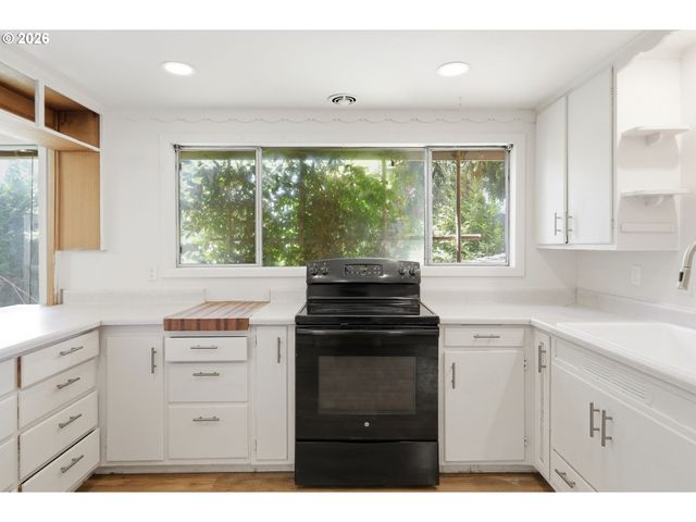 605 KOURT Dr, Eugene, OR 97404