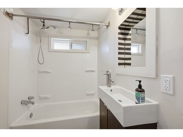 605 KOURT Dr, Eugene, OR 97404