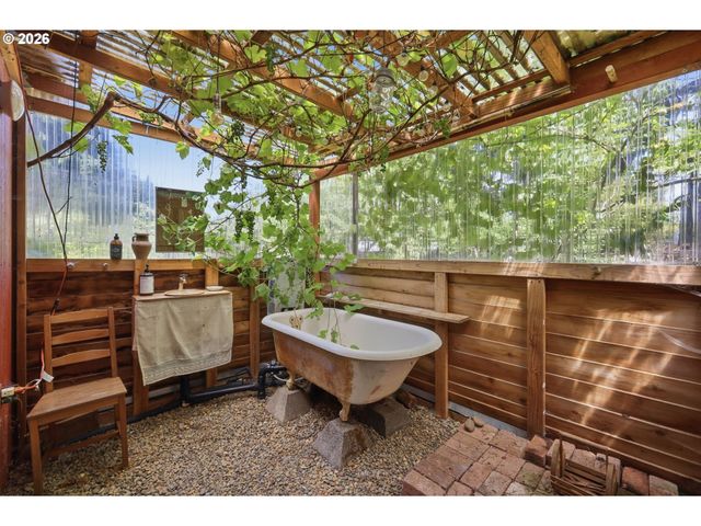 605 KOURT Dr, Eugene, OR 97404