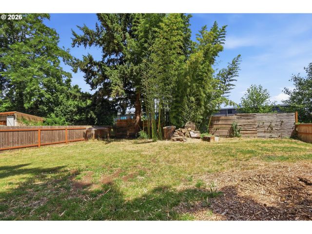 605 KOURT Dr, Eugene, OR 97404
