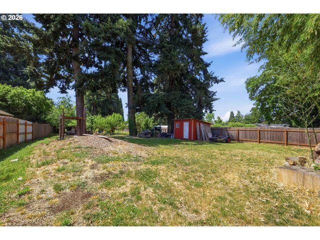605 KOURT Dr, Eugene, OR 97404