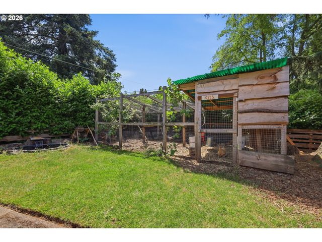 605 KOURT Dr, Eugene, OR 97404
