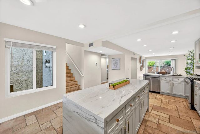 6992 Camino Degrazia, San Diego, CA 92111