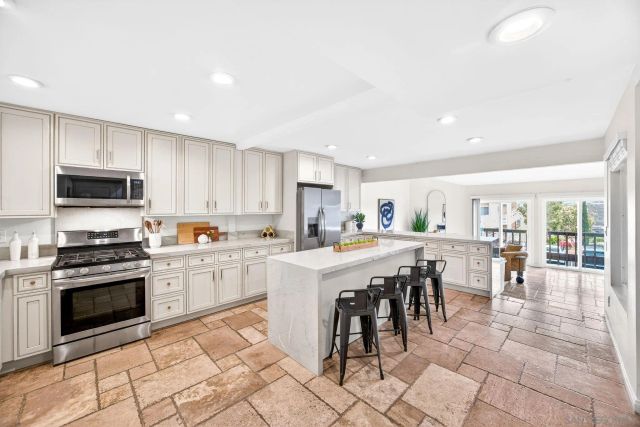 6992 Camino Degrazia, San Diego, CA 92111