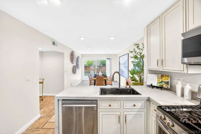 6992 Camino Degrazia, San Diego, CA 92111