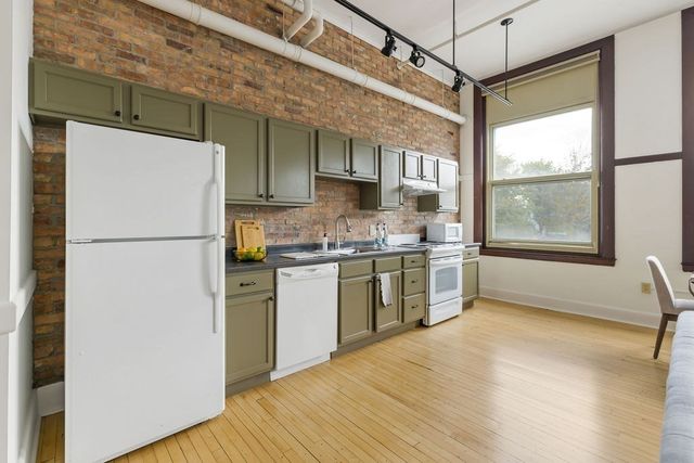 948 Main St 202, Waltham, MA 02453