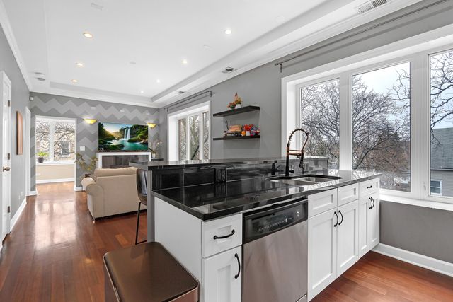 3435 W Sunnyside Avenue 3W, Chicago, IL 60625