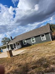 1071 S Stevens Rd, Somerset, TX 78069