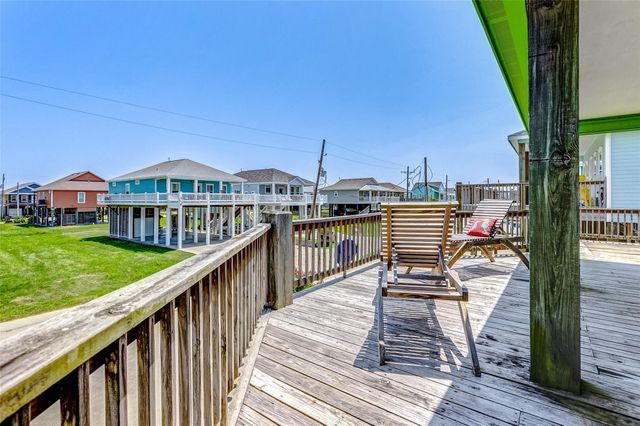 877 Palmetto Drive, Crystal Beach, TX 77650