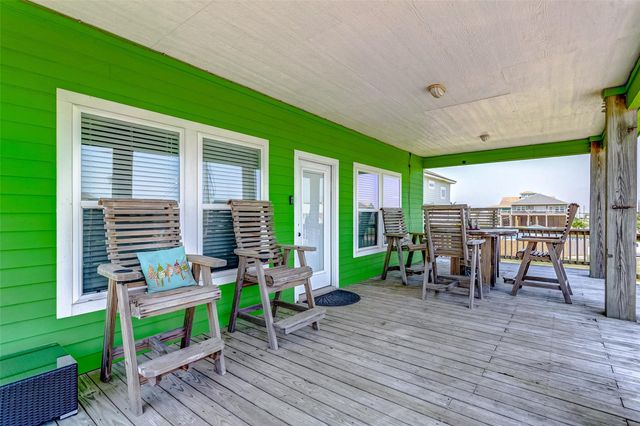 877 Palmetto Drive, Crystal Beach, TX 77650