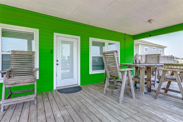 877 Palmetto Drive, Crystal Beach, TX 77650