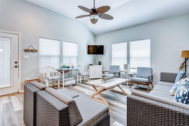 877 Palmetto Drive, Crystal Beach, TX 77650