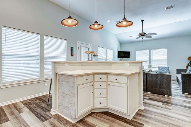 877 Palmetto Drive, Crystal Beach, TX 77650