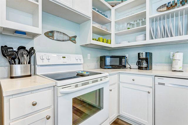 877 Palmetto Drive, Crystal Beach, TX 77650