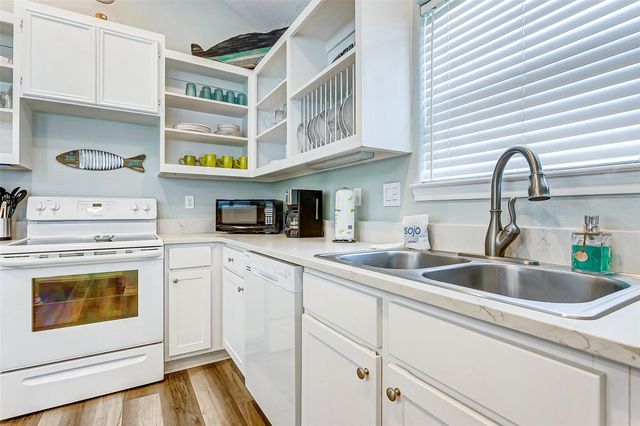 877 Palmetto Drive, Crystal Beach, TX 77650