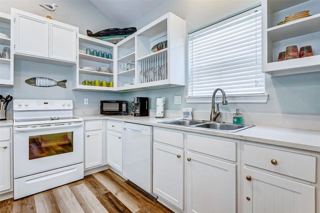 877 Palmetto Drive, Crystal Beach, TX 77650