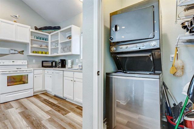 877 Palmetto Drive, Crystal Beach, TX 77650