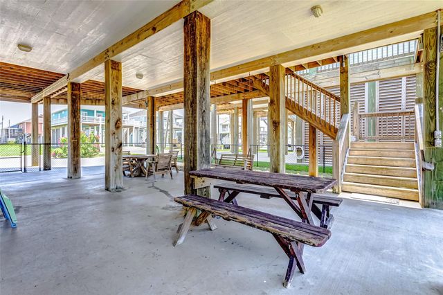 877 Palmetto Drive, Crystal Beach, TX 77650