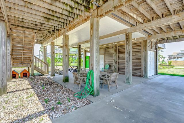 877 Palmetto Drive, Crystal Beach, TX 77650