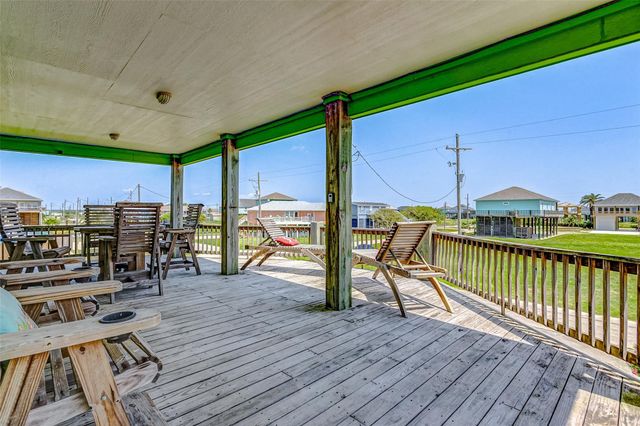 877 Palmetto Drive, Crystal Beach, TX 77650