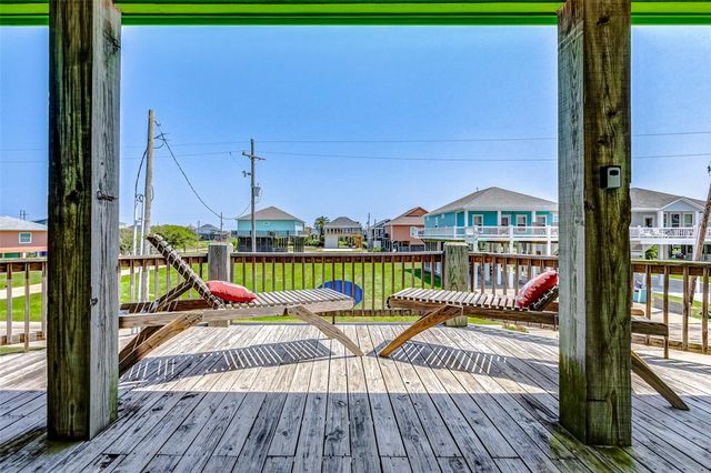 877 Palmetto Drive, Crystal Beach, TX 77650