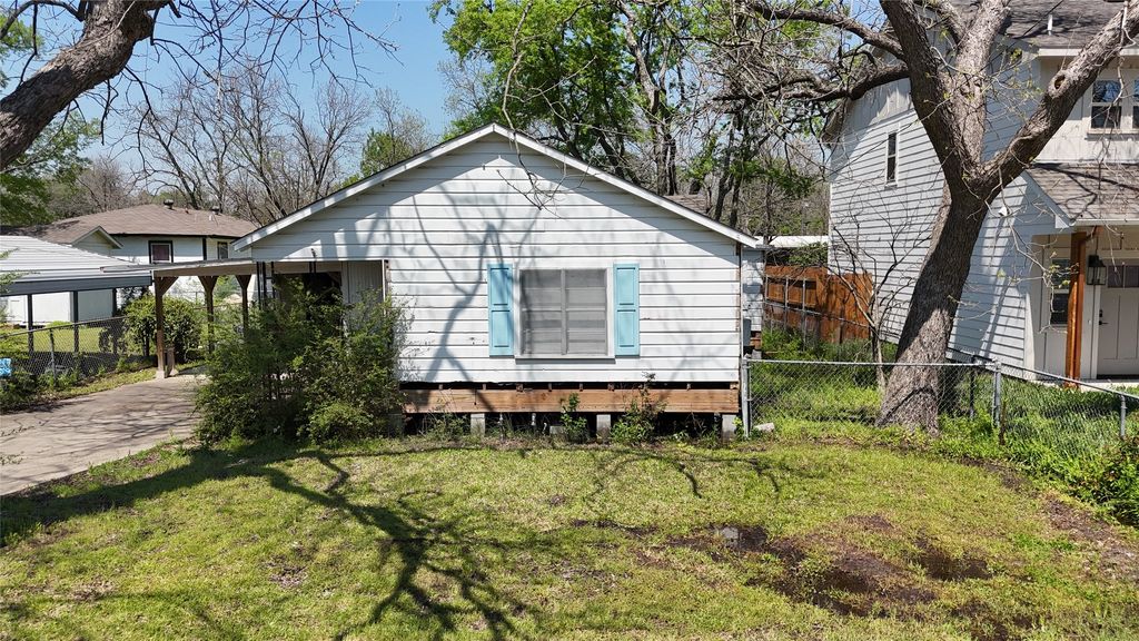 903 E 10th Street, Bonham, TX 75418