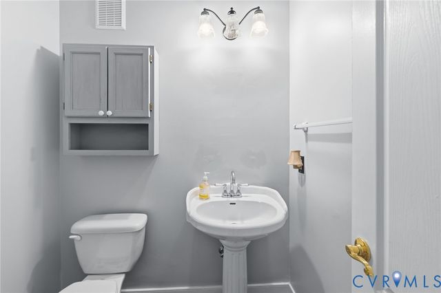 11807 Hogans Aly, Chester, VA 23836