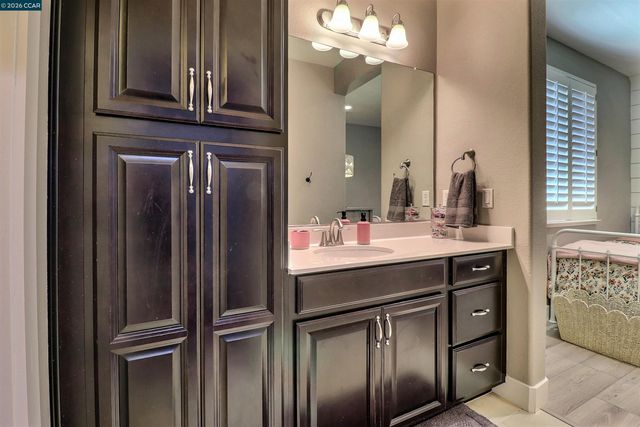803 Pathfinder Ct, Oakley, CA 94561