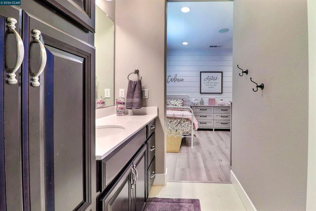 803 Pathfinder Ct, Oakley, CA 94561