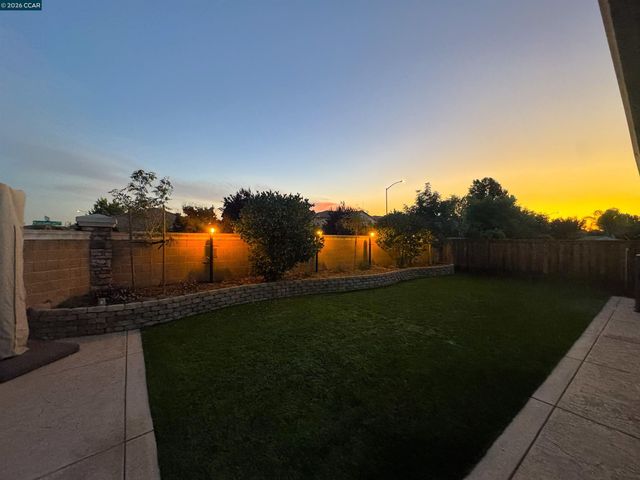 803 Pathfinder Ct, Oakley, CA 94561