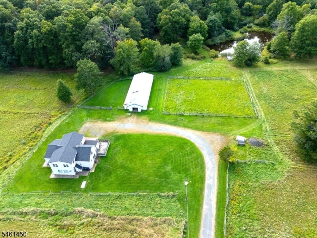 Image 7 of property listing at 73 Featherbed Ln, Raritan Twp., NJ 08822