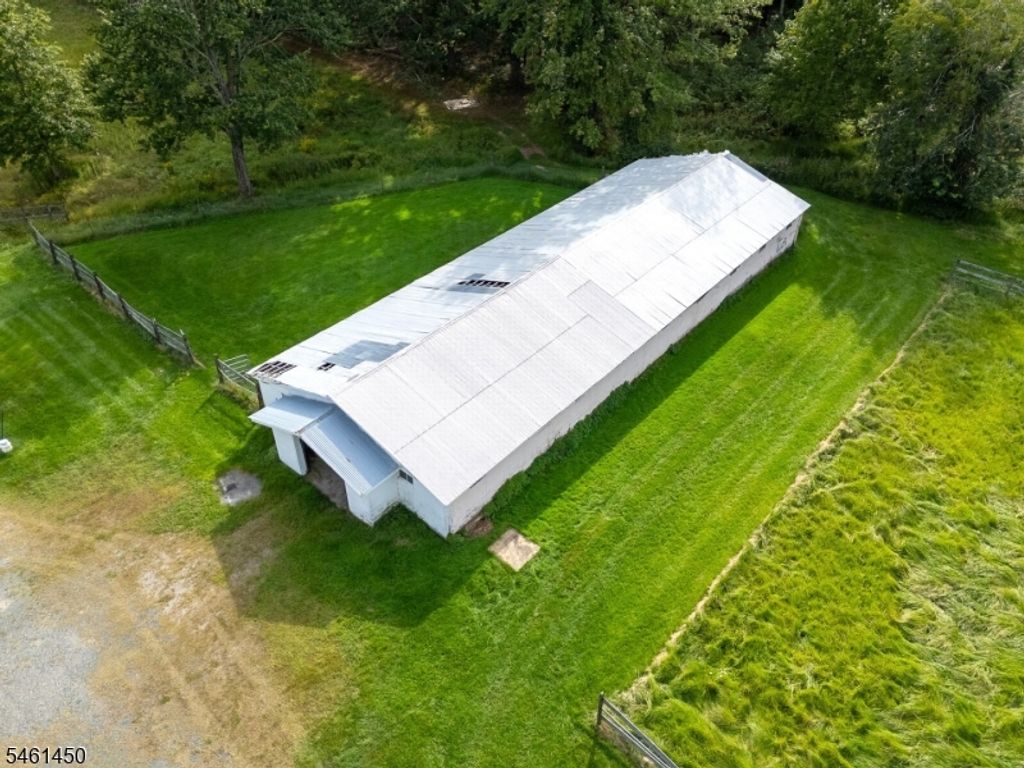 Image 9 of property listing at 73 Featherbed Ln, Raritan Twp., NJ 08822