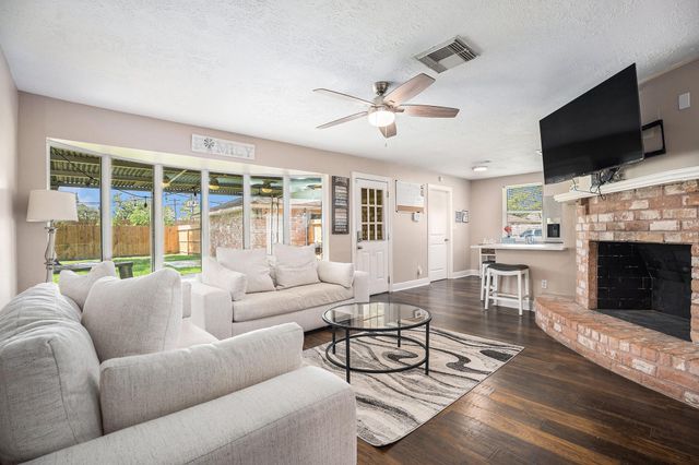 515 Brandywyne Drive, Friendswood, TX 77546