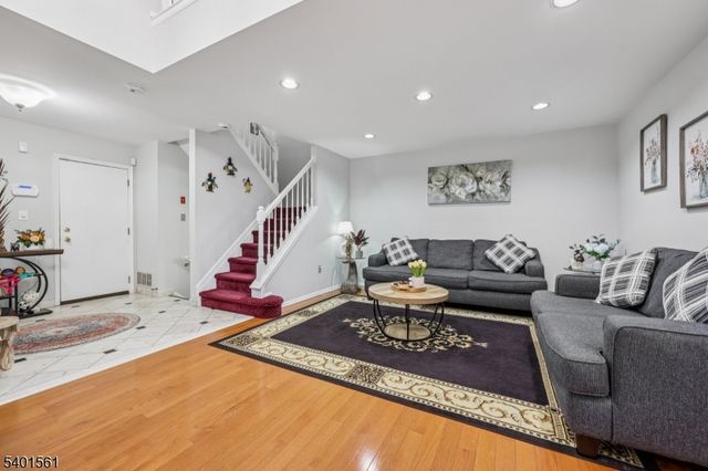 26 Eider Ct, Wayne Twp., NJ 07470