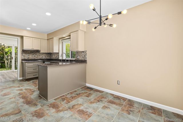 28490 Venice Circle, Farmington Hills, MI 48334
