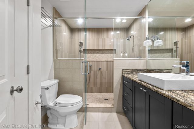28490 Venice Circle, Farmington Hills, MI 48334