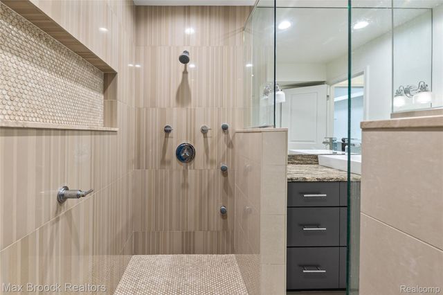 28490 Venice Circle, Farmington Hills, MI 48334