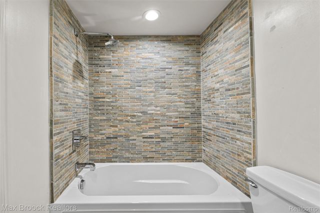28490 Venice Circle, Farmington Hills, MI 48334