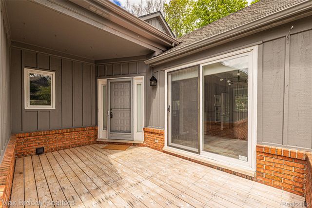 28490 Venice Circle, Farmington Hills, MI 48334