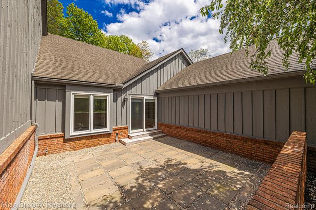 28490 Venice Circle, Farmington Hills, MI 48334