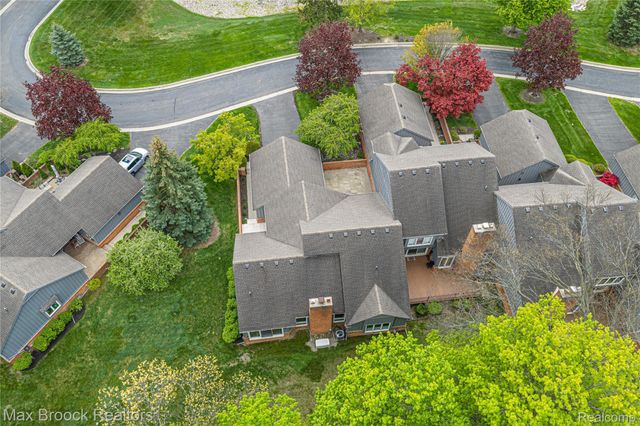 28490 Venice Circle, Farmington Hills, MI 48334