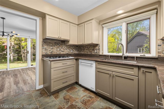 28490 Venice Circle, Farmington Hills, MI 48334