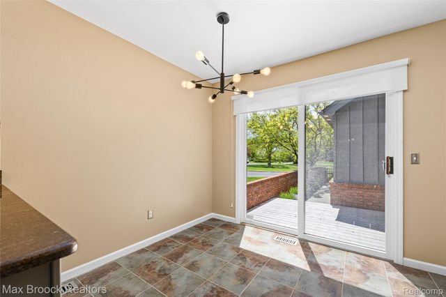 28490 Venice Circle, Farmington Hills, MI 48334