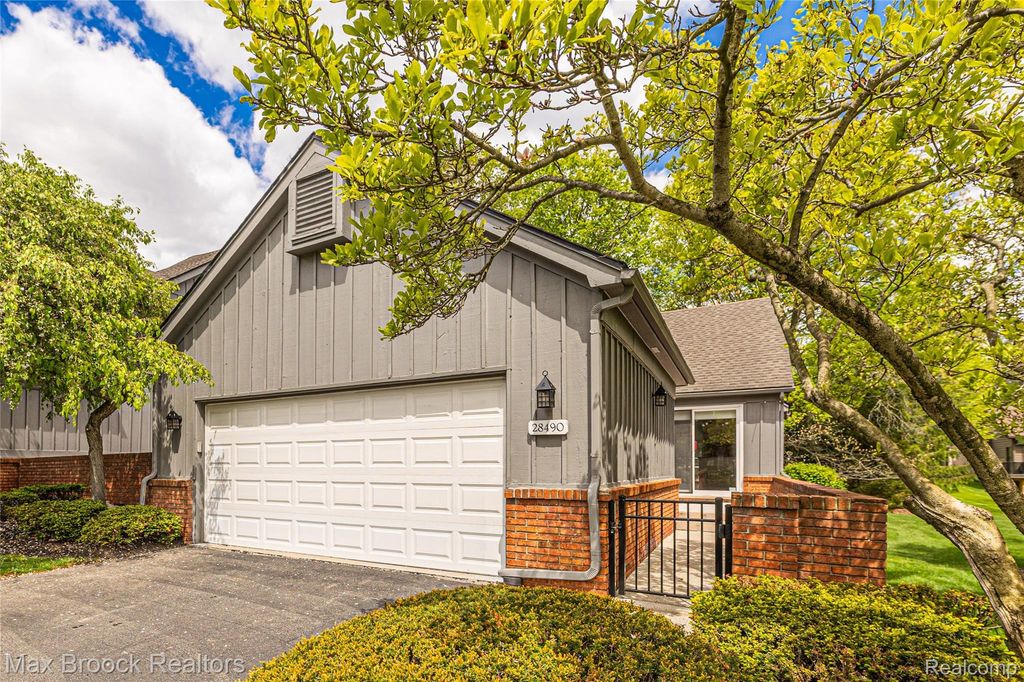 28490 Venice Circle, Farmington Hills, MI 48334