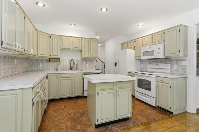 30 Rogers Road, Falmouth, MA 02540