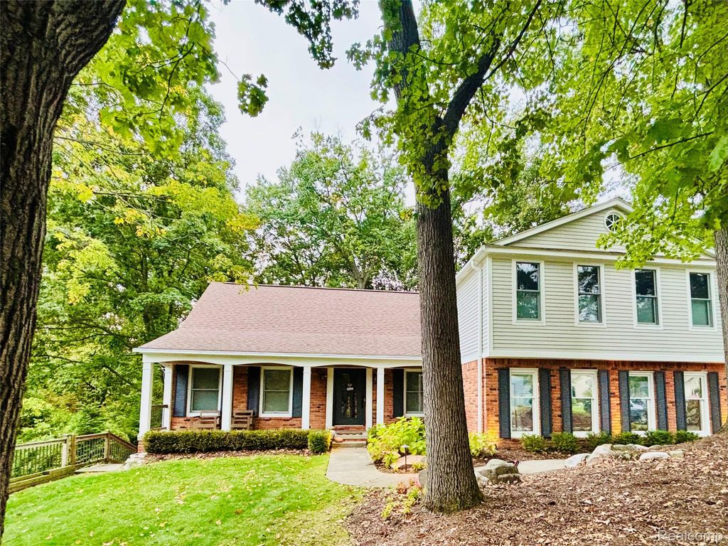 8265 Deerwood Road, Independence Charter Township, MI 48348